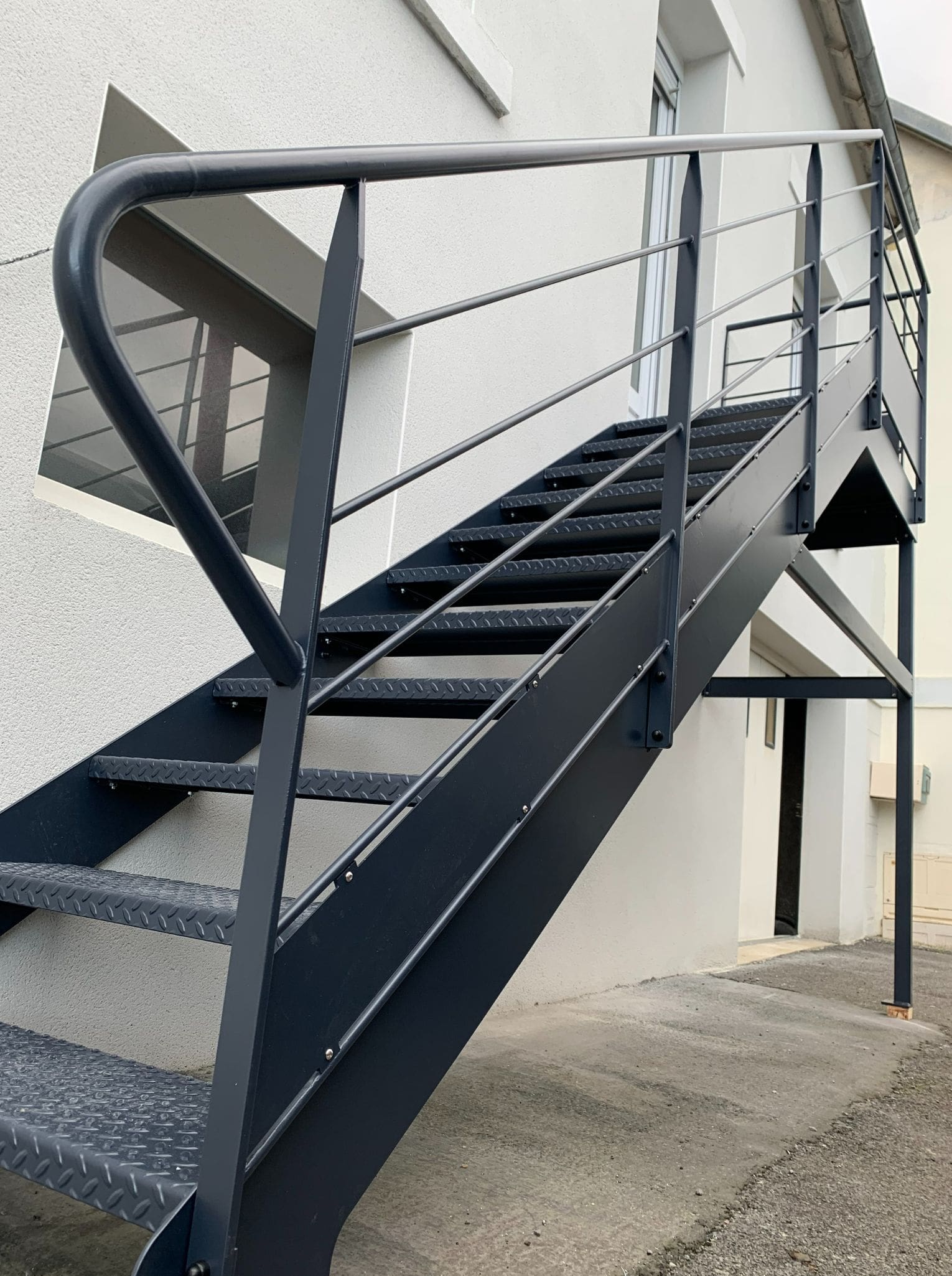escalier-exterieur-atelier-steel-concept-sur-mesure-briec-galva