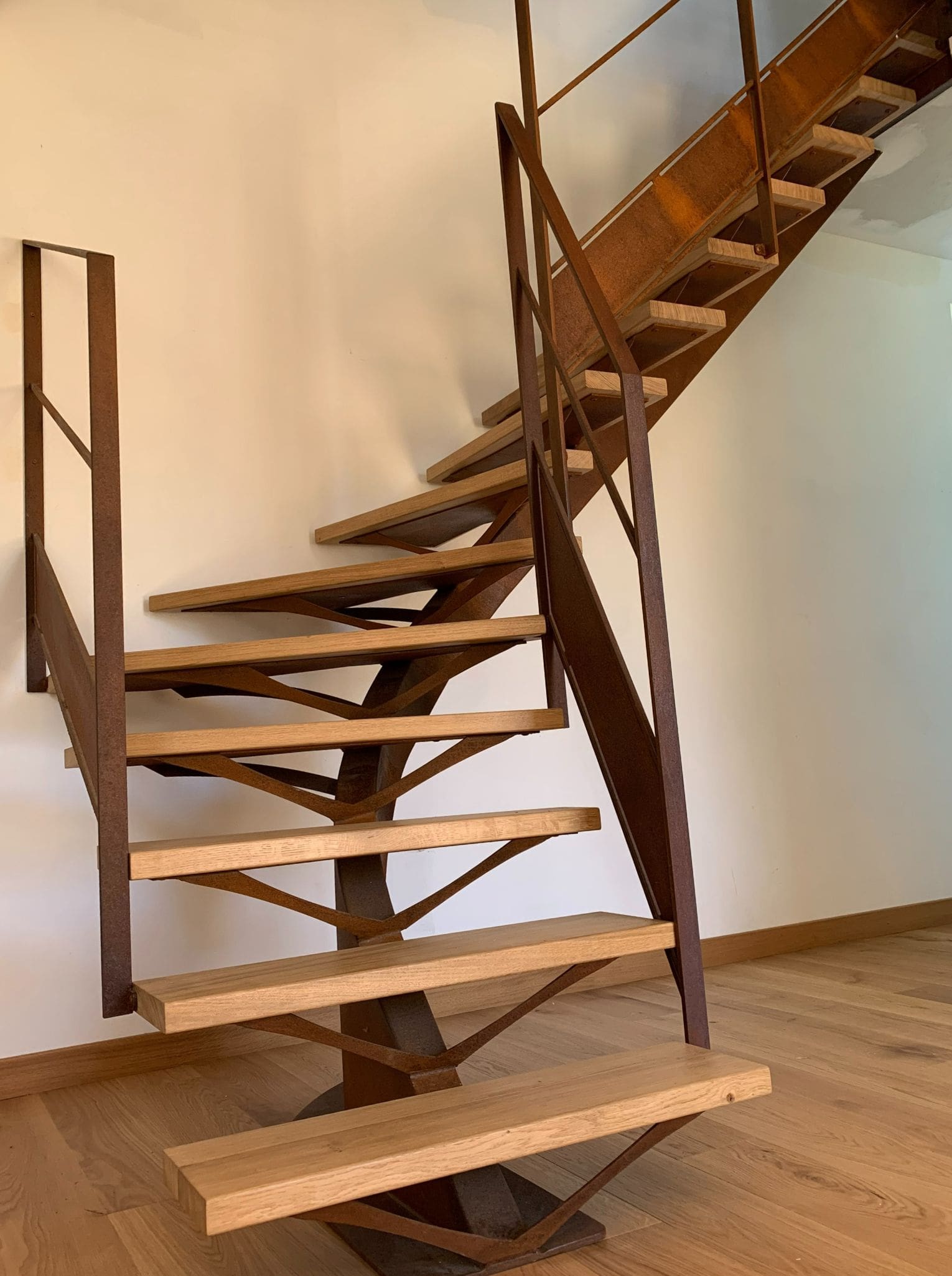 escalier-interieur-atelier-steel-concept-sur-mesure-briec-rouille-bois-deco-haut-de-gamme-galbe