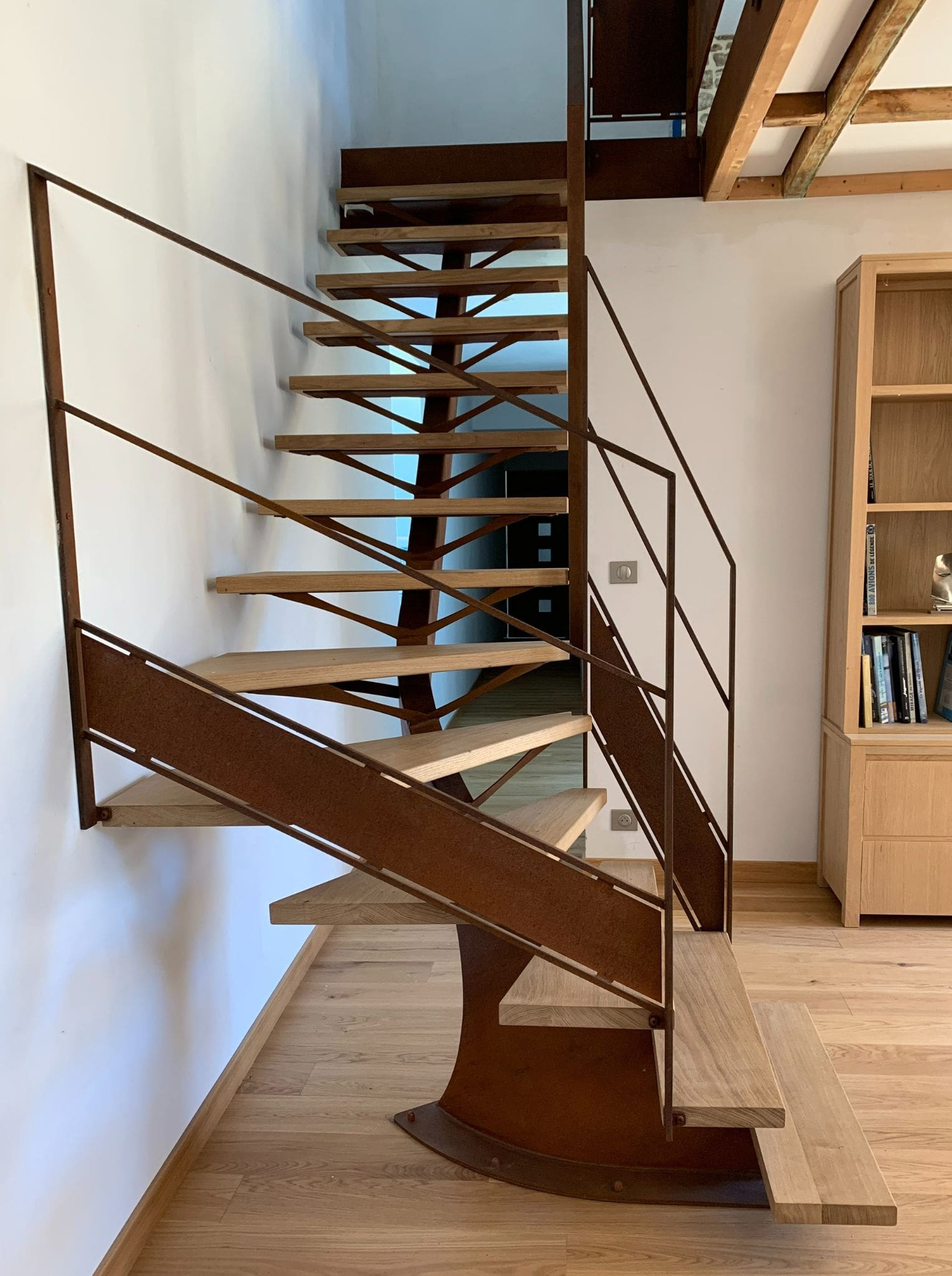 escalier-interieur-atelier-steel-concept-sur-mesure-briec-rouille-bois-deco-haut-de-gamme