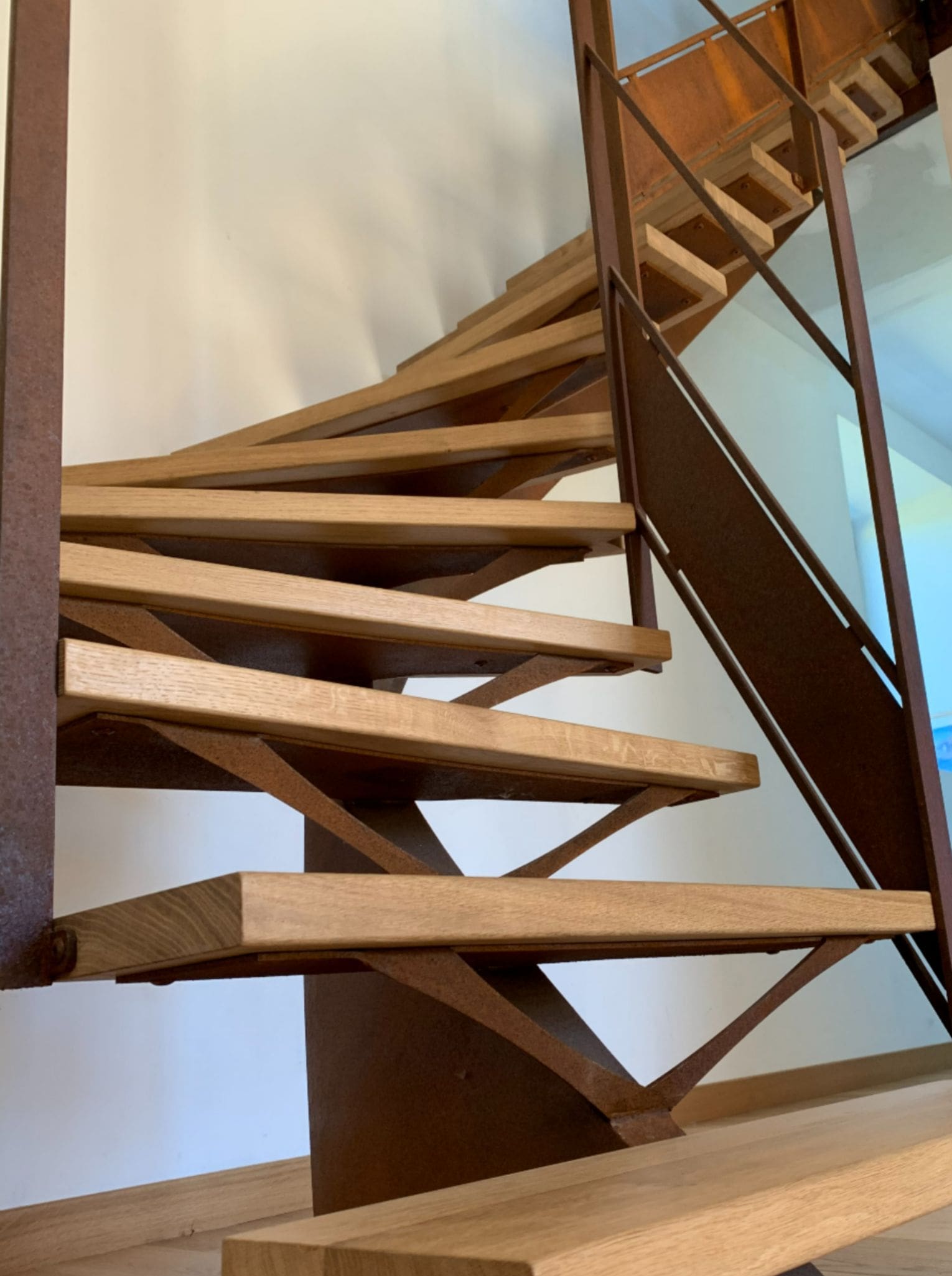 escalier-interieur-atelier-steel-concept-sur-mesure-briec-rouille-bois-deco