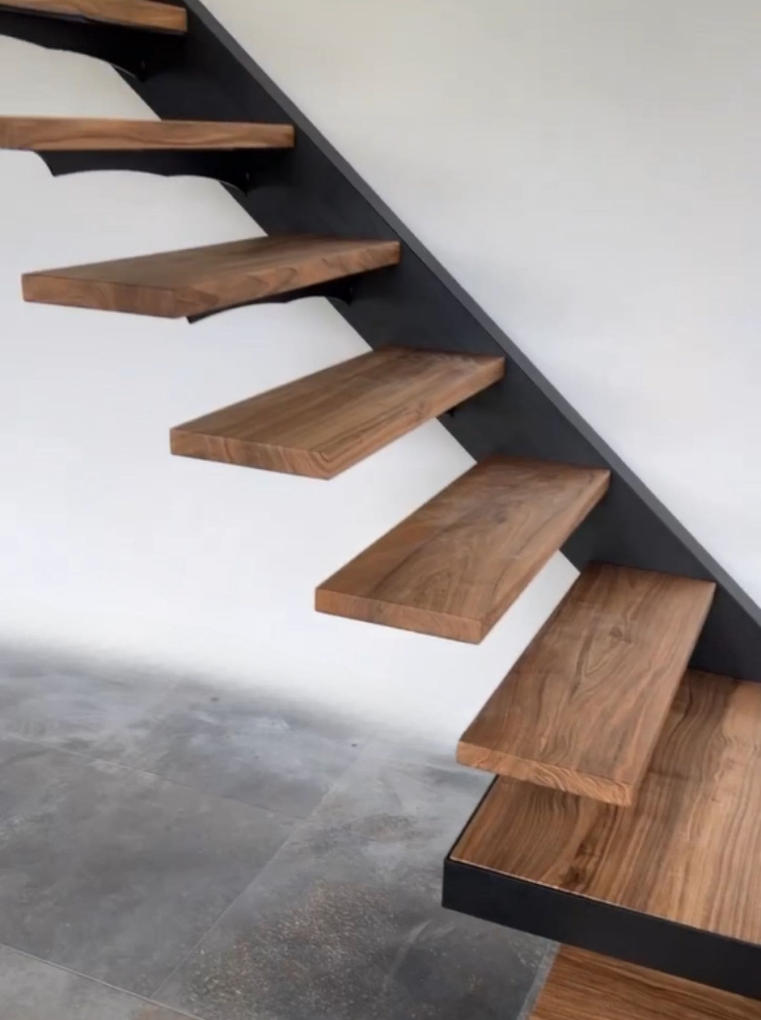 escalier-interieur-atelier-steel-concept-sur-mesure-fouesnant-bois-noyer-haut-de-gamme