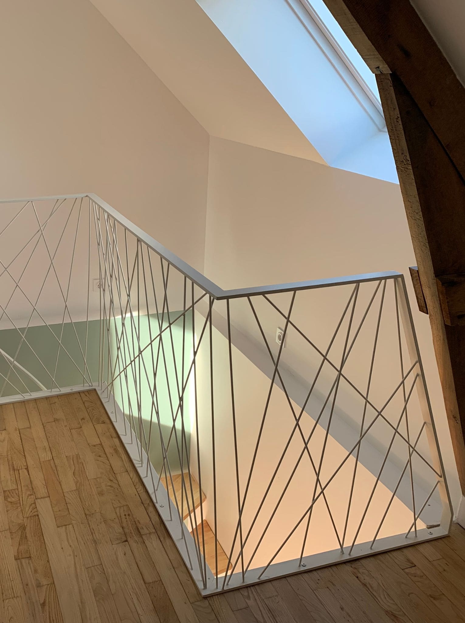 escalier-interieur-atelier-steel-concept-sur-mesure-fouesnant-kerleven-blanc-garde-corps