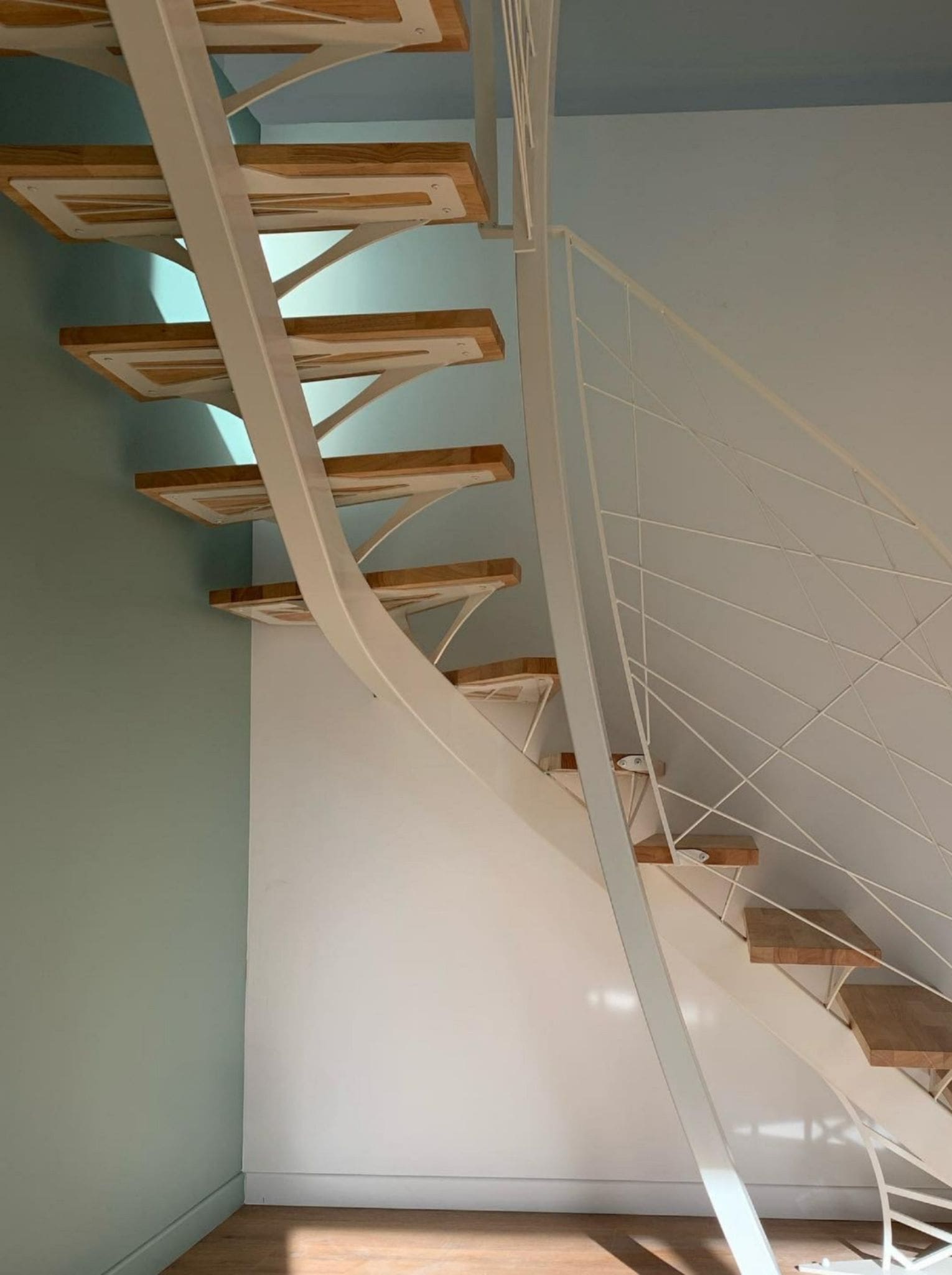 escalier-interieur-atelier-steel-concept-sur-mesure-fouesnant-rouille-garde-corps-hevea-coter