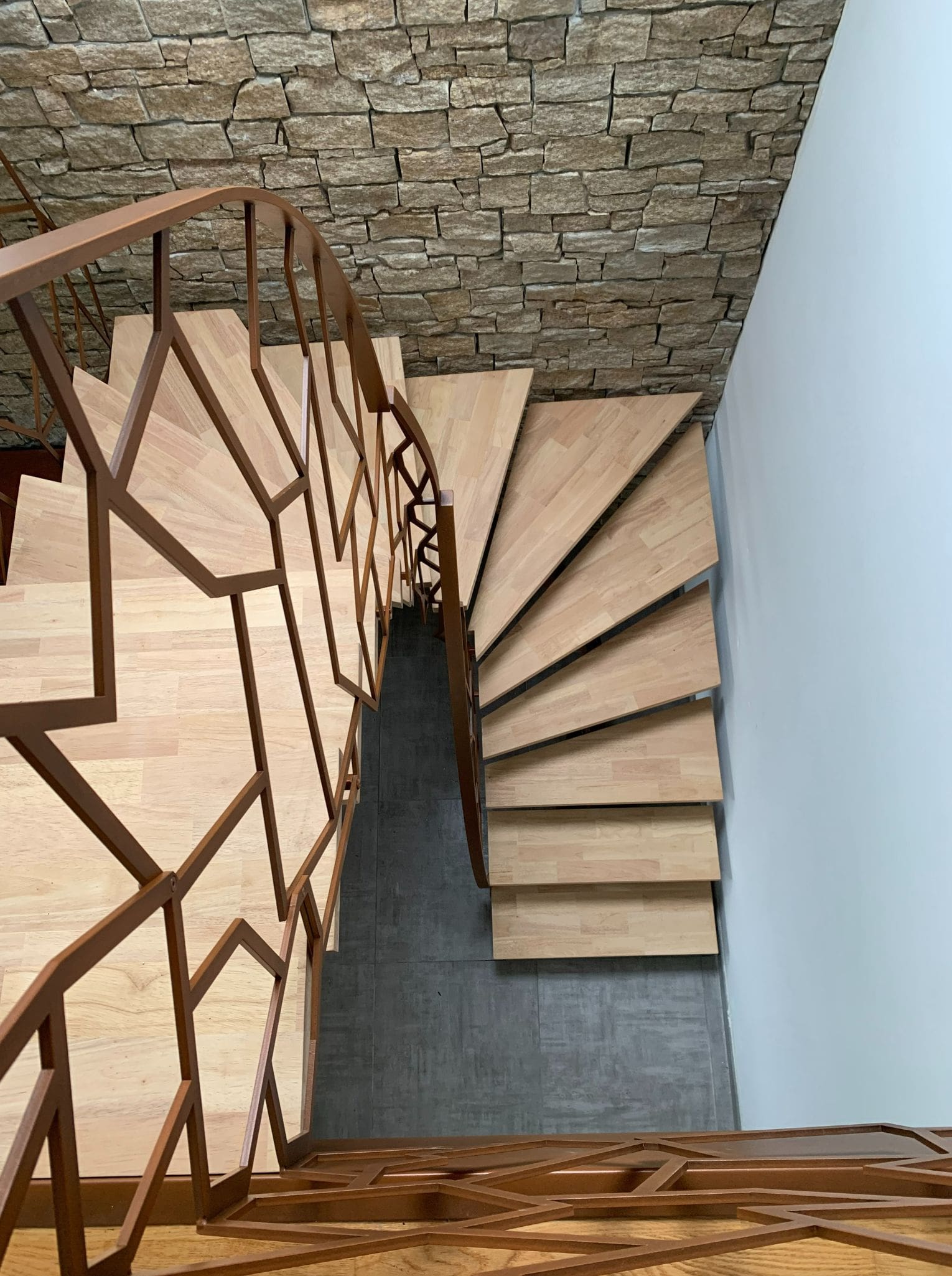 escalier-interieur-atelier-steel-concept-sur-mesure-fouesnant-rouille-garde-corps-hevea-dessus