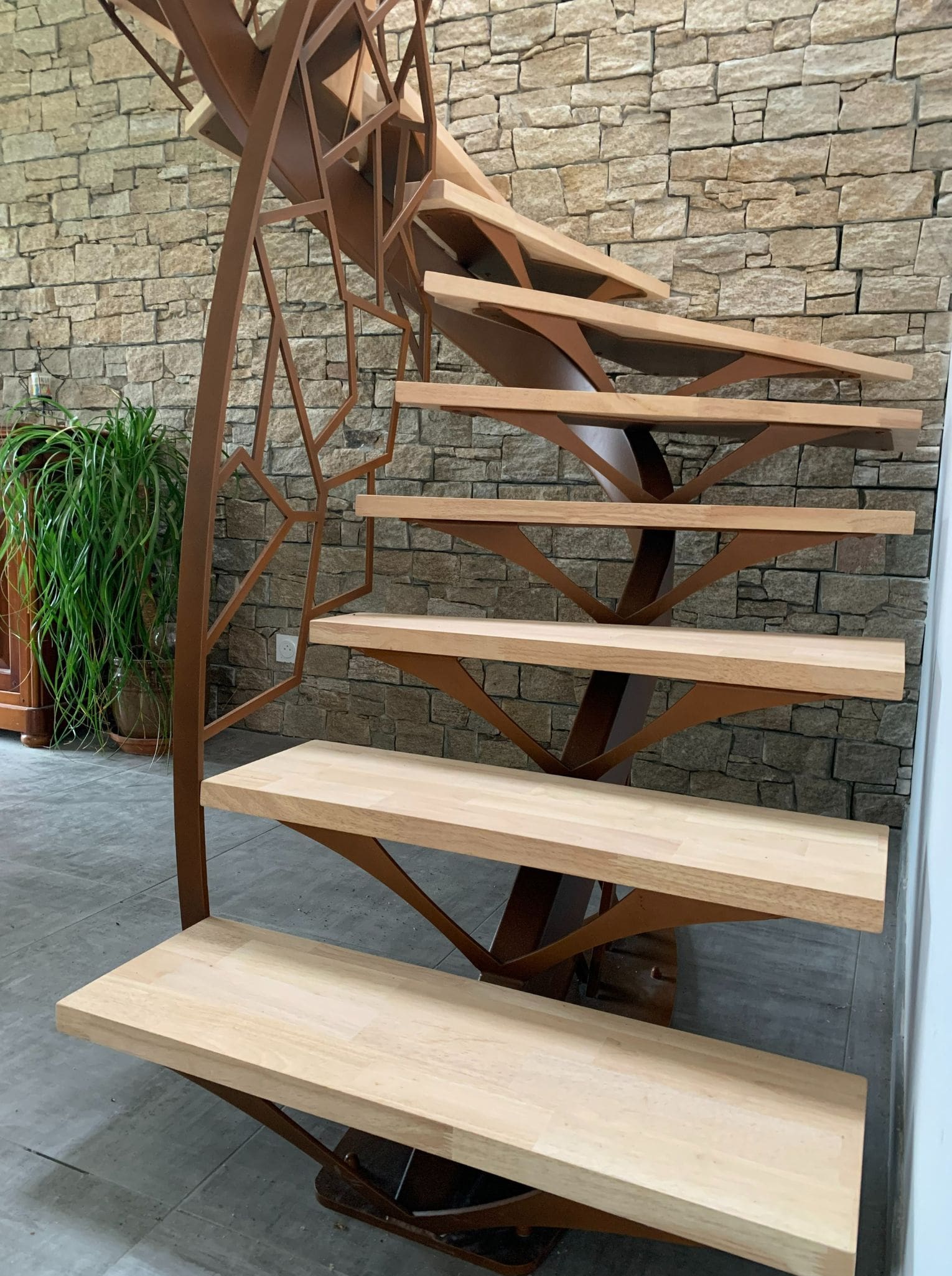 escalier-interieur-atelier-steel-concept-sur-mesure-fouesnant-rouille-garde-corps-hevea-gauche