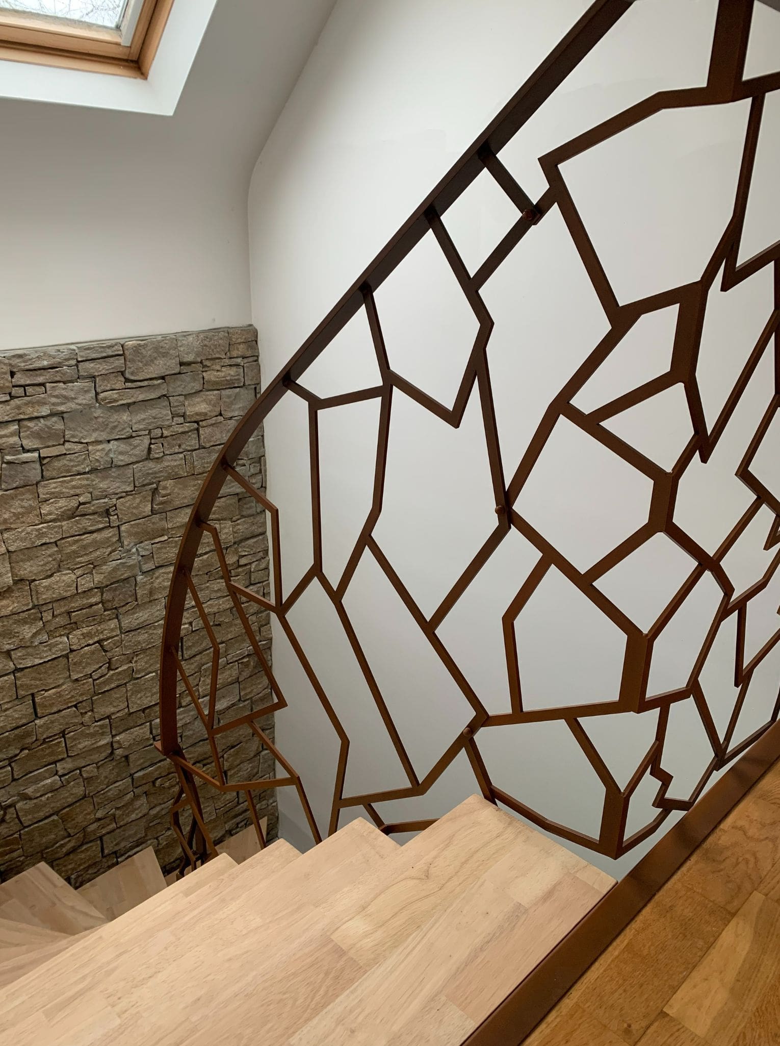escalier-interieur-atelier-steel-concept-sur-mesure-fouesnant-rouille-garde-corps-hevea