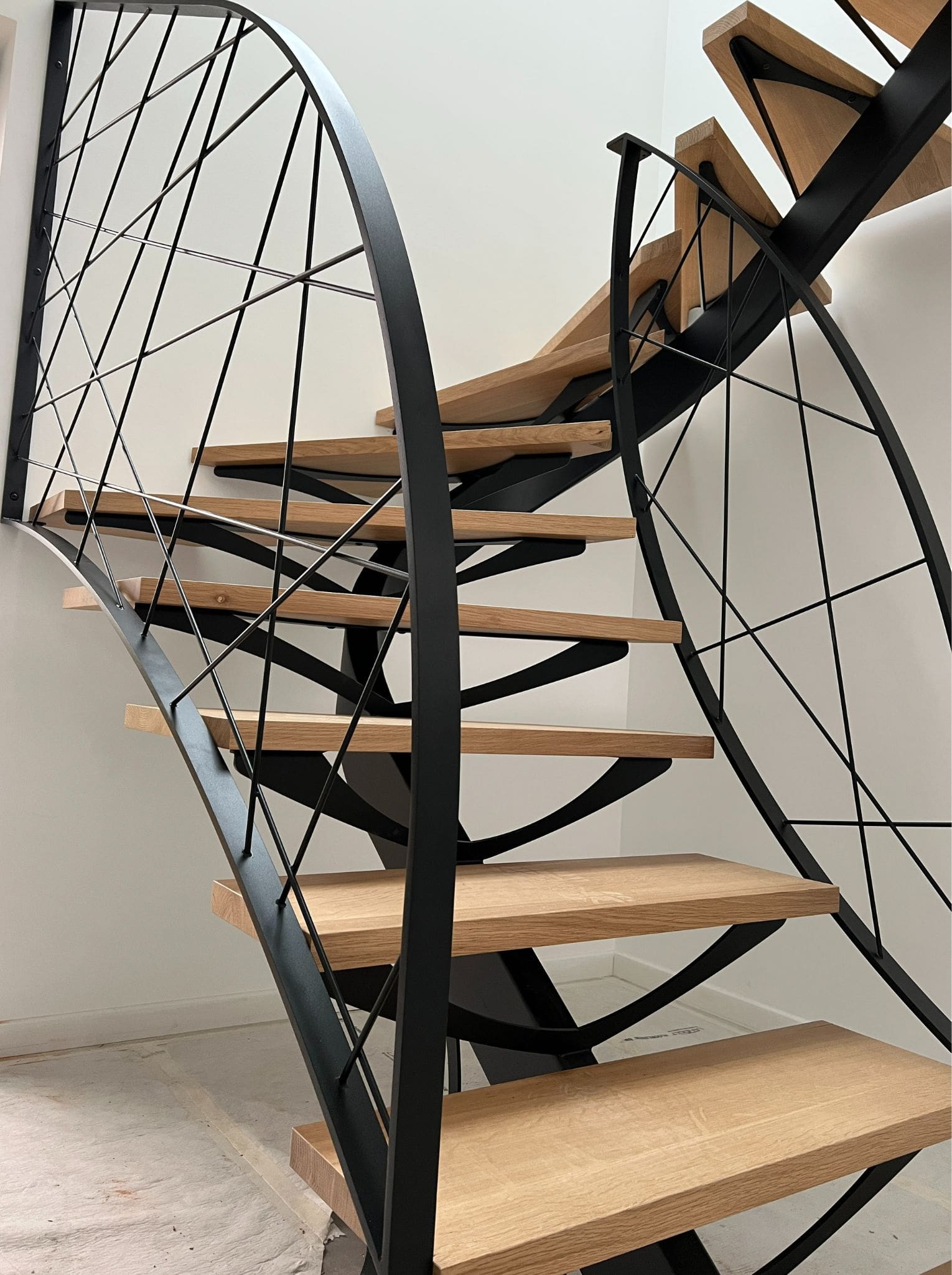 escalier-interieur-atelier-steel-concept-sur-mesure-garde-corps-renovation-briec-noir-chene