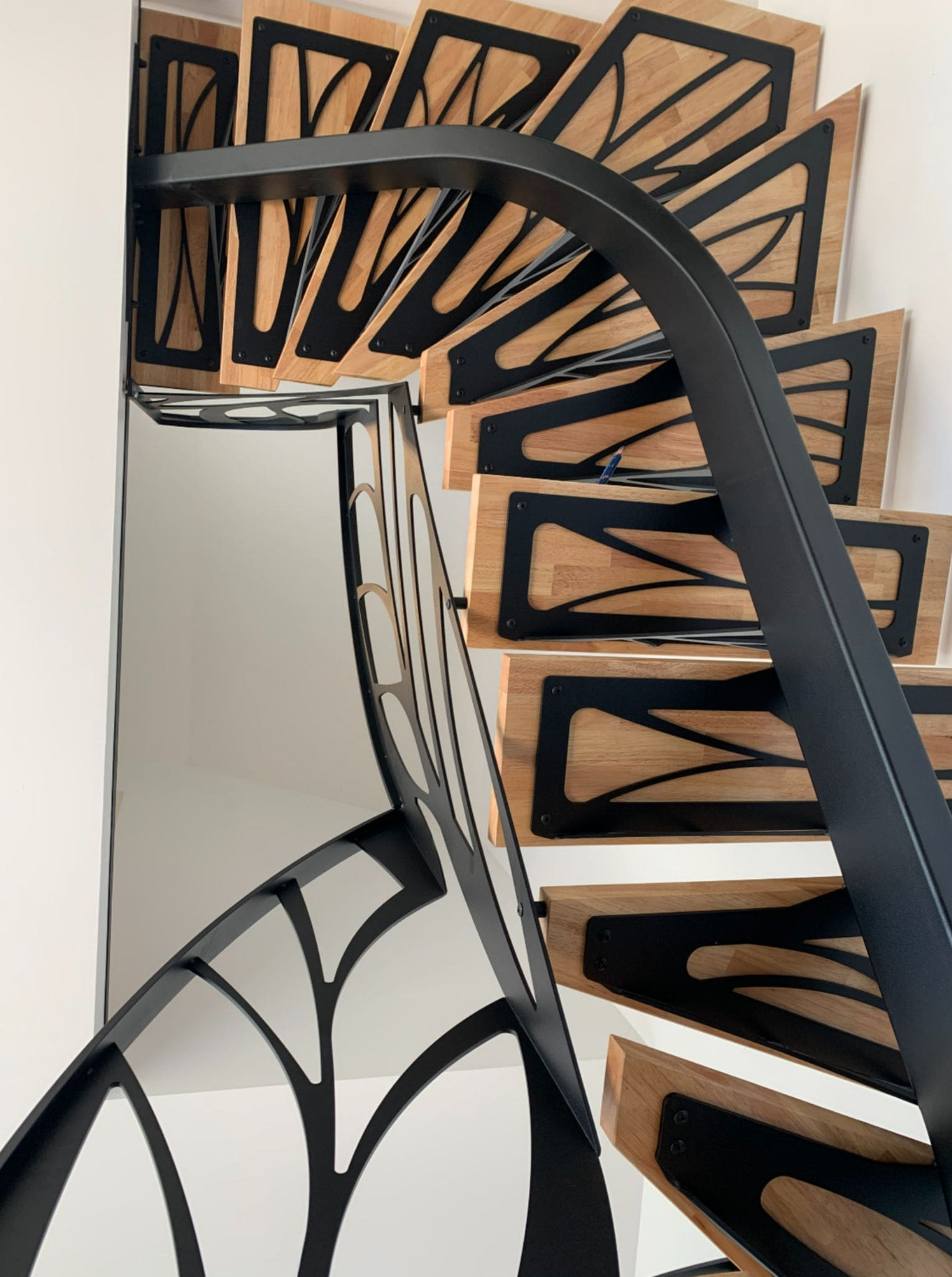 escalier-interieur-atelier-steel-concept-sur-mesure-garde-corps-renovation-decoupe-laser-noir-dessous