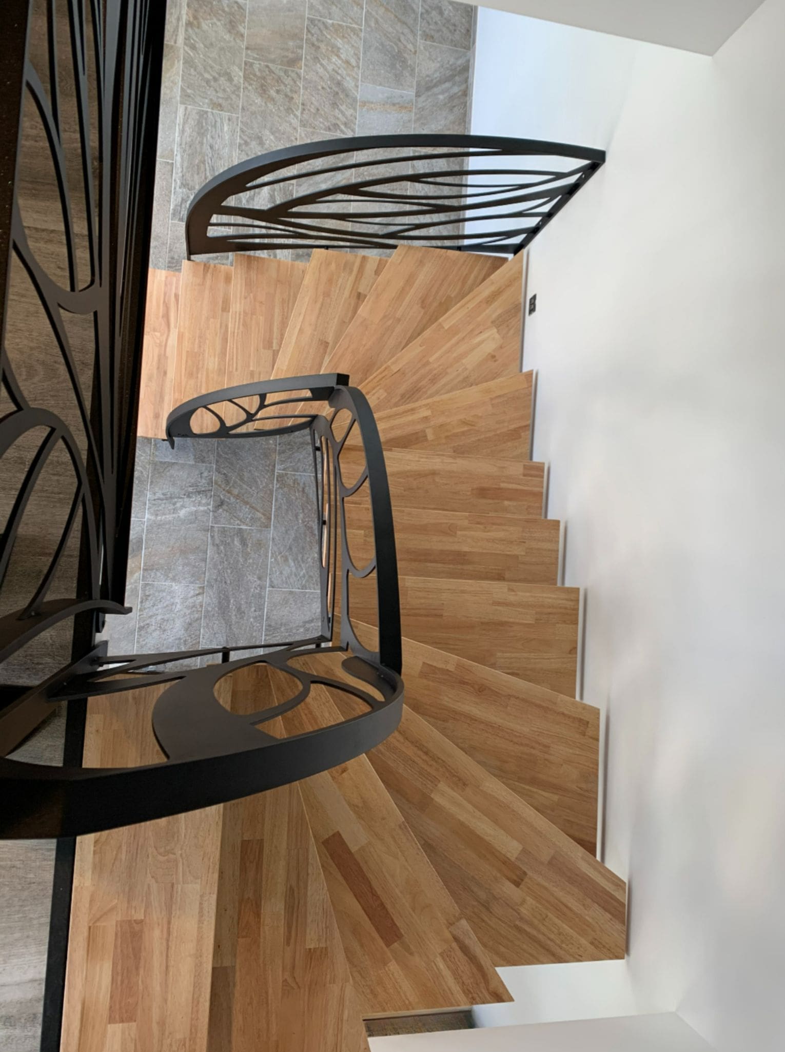 escalier-interieur-atelier-steel-concept-sur-mesure-garde-corps-renovation-decoupe-laser-noir-dessus-briec