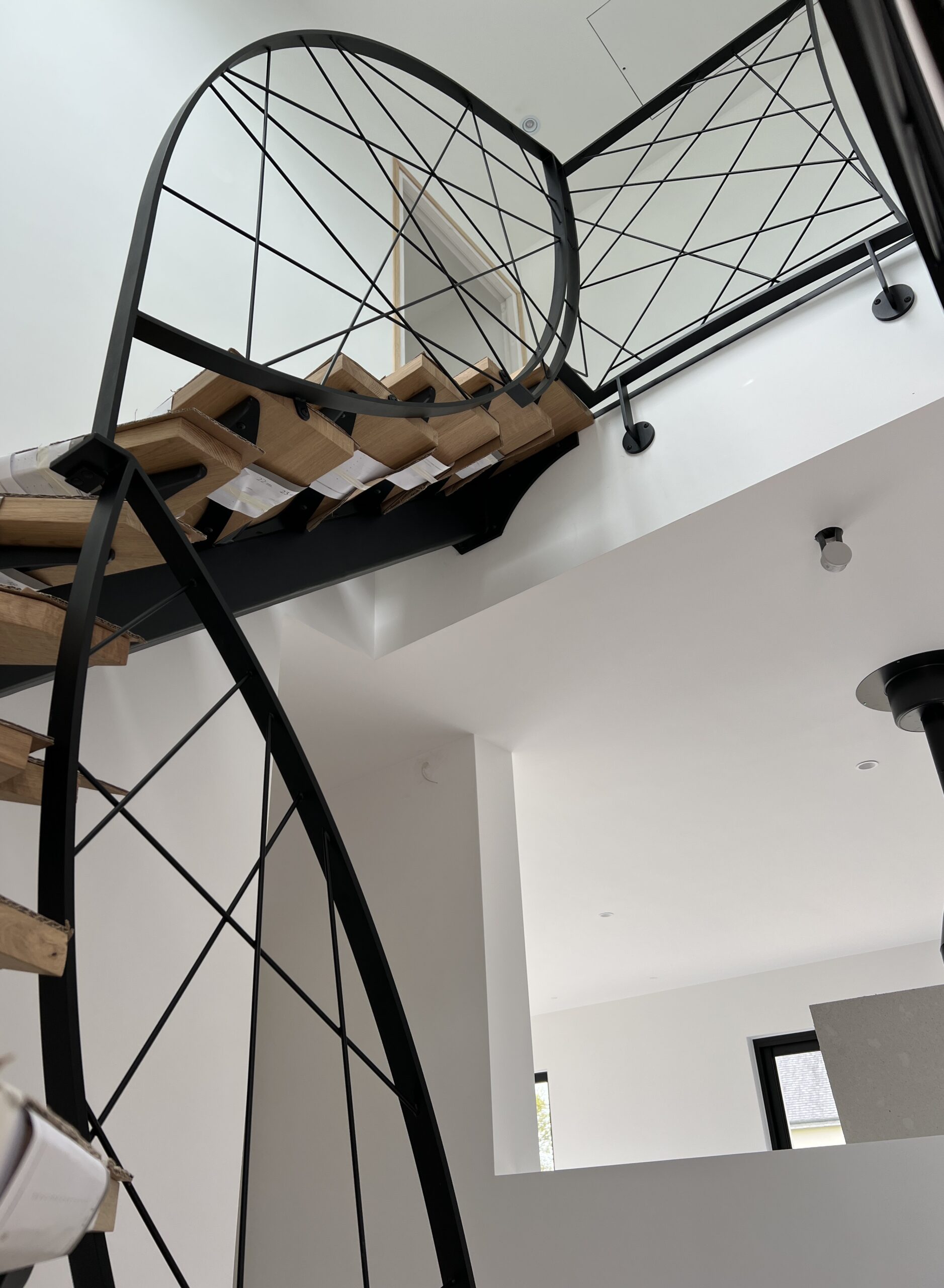atelier-steel-concept-escalier-metal-saint-yvi-sur-mesure-garde-corps