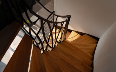 Escalier intérieur sur-mesure avec garde-corps en métal et marches en bois