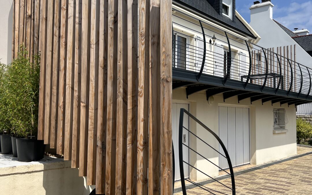 Terrasse et escalier extérieur en métal noir à Quimper