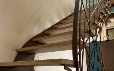 L’Art du Métal : Un Escalier Design sur Mesure avec Garde-Corps Graphique près de Quimper