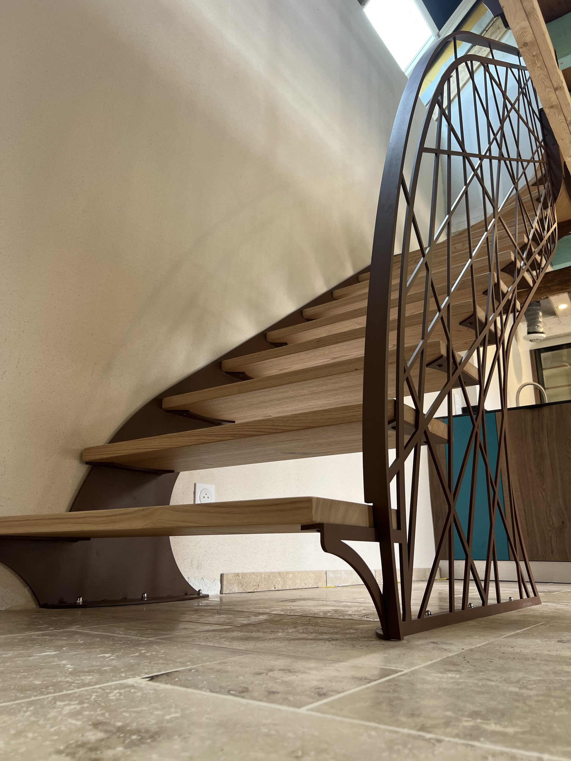 L'Art du Métal : Un Escalier Design sur Mesure avec Garde-Corps ...